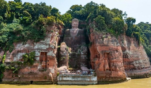 Çin'in Sichuan eyaletinde su seviyesinin düşmesiyle Dev Buda heykelinin kaidesi görünür hale geldi