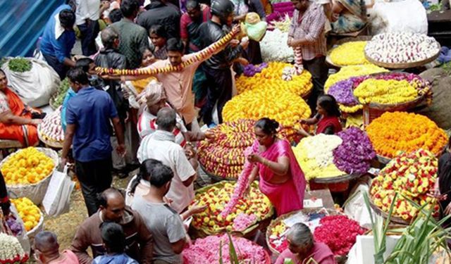 Hindistan'ın Bangalore kentinin çiçek pazarında festival yoğunluğu