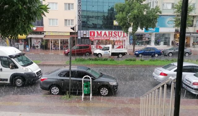 Meteoroloji uyarmıştı: 'Fındık büyüklüğünde' dolu yağdı