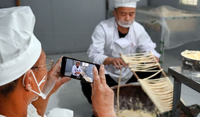 Çin'de babadan oğula miras kalan erişte yapımı