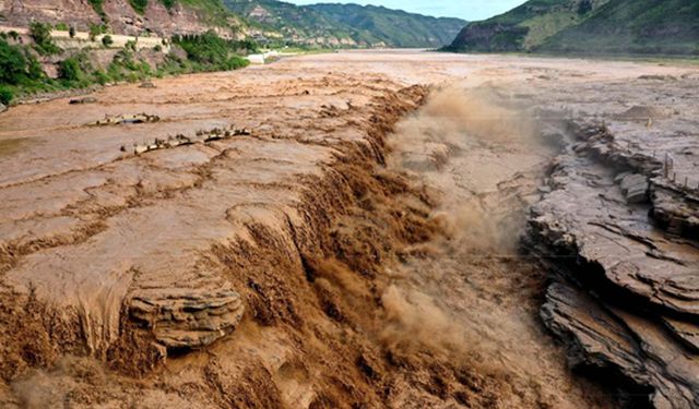 Çin'de sel nedeniyle ünlü şelale ziyarete kapatıldı