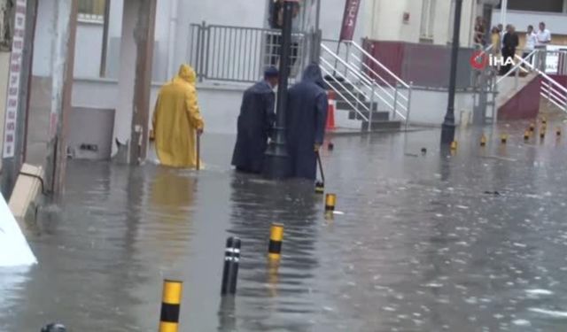 Silivri’de sel...Yoğun yağış sonrası ilçe sular altında kaldı