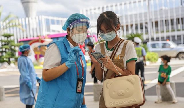 Özel hizmet ekibi, Çin'in Haikou şehrinde mahsur kalan turistlere yardımcı oluyor