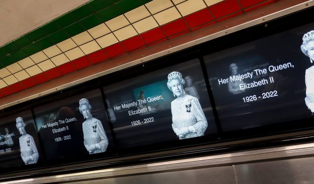 Londra'daki metro istasyonlarında II. Elizabeth'in resimleri sergileniyor