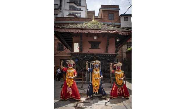 Nepalli dansçılar Kartik Naach Festivali'ni kutluyor