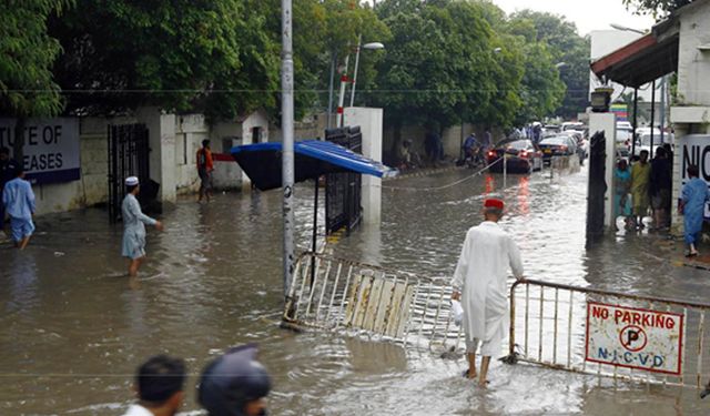 Pakistan'ın Karaçi kenti sel altında