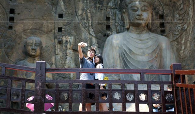 Çin'in Longmen Mağaraları Güz Ortası Festivali'nde turistlerin ilgi odağı oldu