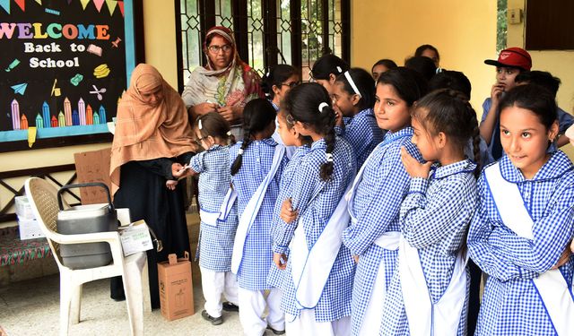 Pakistan'ın Lahor kentinde öğrencilere Kovid-19 aşısı yapılıyor