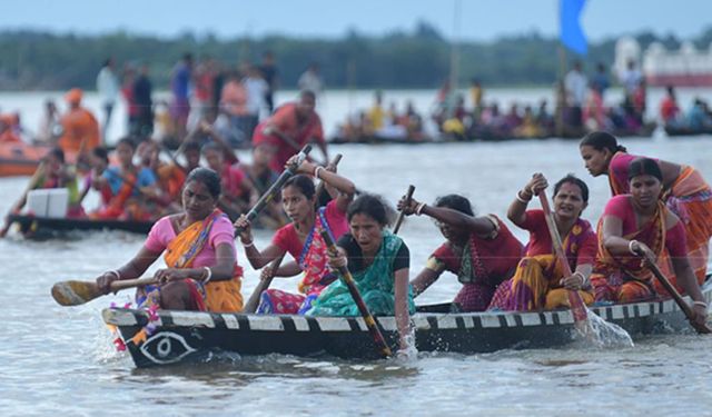 Hindistan'daki tekne yarışı festivali renkli görüntülere sahne oldu