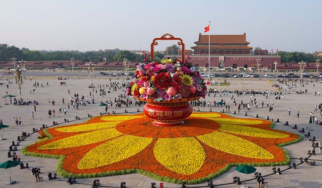 Beijing'deki Tian'anmen Meydanı Ulusal Gün için dev çiçek sepetiyle süslendi