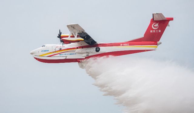 Çin'in AG600M yangın söndürme uçağı su alma ve boşaltma testini başarıyla tamamladı