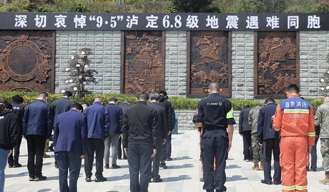 Çin'in Sichuan eyaletinde deprem kurbanları için yas töreni düzenlendi