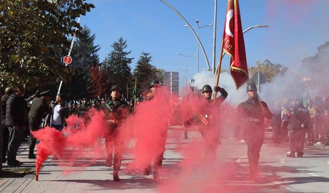 Cumhuriyetin 99’uncu yılında komandolar caddeleri inletti