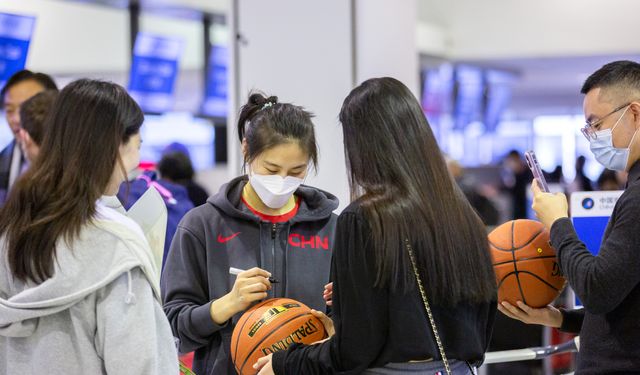 FIBA Kadınlar Dünya Basketbol Şampiyonası'nda 2. olan Çin kadın basketbol takımı dönüş yolunda