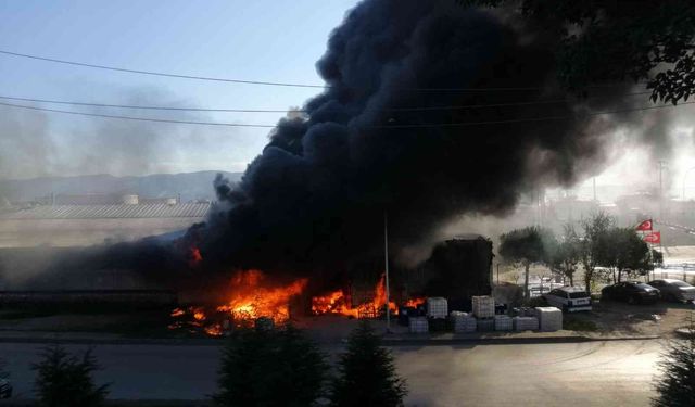 Kocaeli’de bir petrol firması alev alev yanıyor