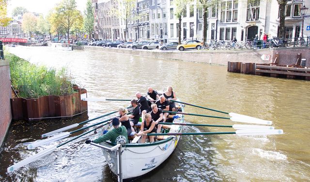 Amsterdam kanallarında kürek yarışı