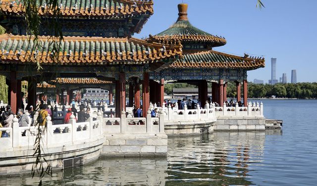 Beijing'deki Beihai Parkı'nda tatil yoğunluğu