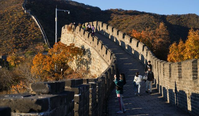 Çin Seddi'nin Mutianyu bölümünü gezen turistler