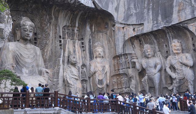 Çin'deki Longmen Mağaraları Ulusal Gün tatilinde ziyaretçi akınına uğradı