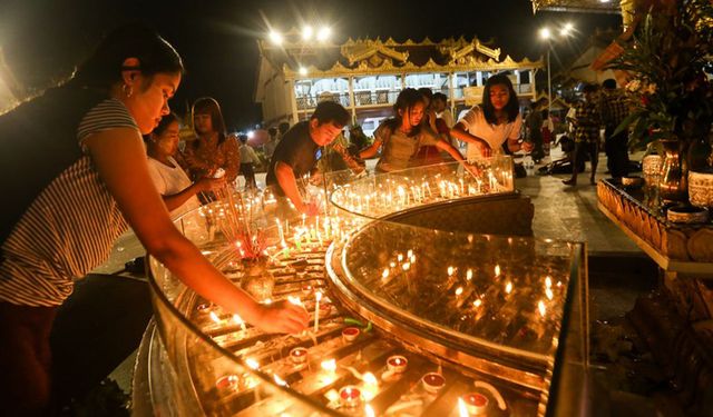 Myanmar'da Thadingyut Festivali kutlamaları