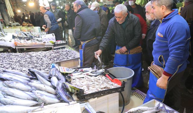 Ankara'da pazar alışverişi