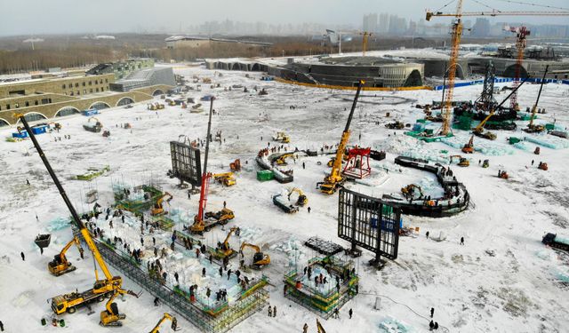 Çin'in Harbin kentindeki mevsime özel hazırlanan tema parkının inşaatı sürüyor