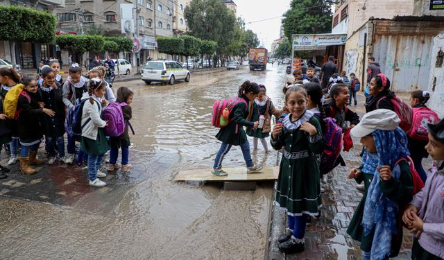 Gazze'de şiddetli yağıştan etkilenen mülteci kampındaki çocuklar