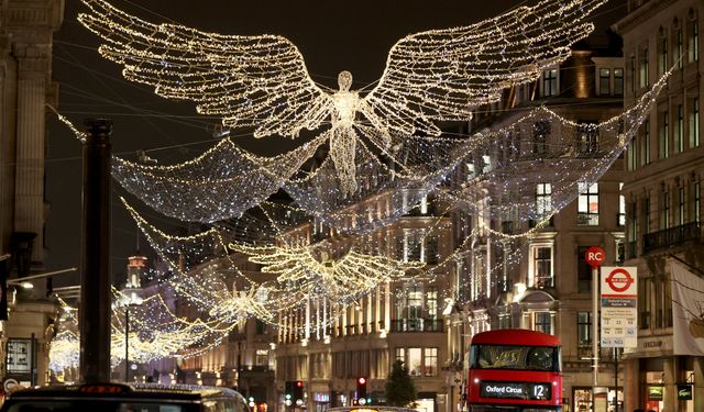 Londra'nın Oxford Caddesi Noel ışıklarıyla süslendi