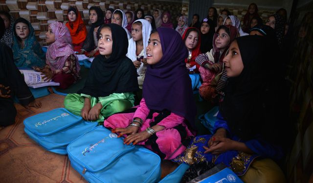 UNICEF, Afganistan'da çocuklara okuma-yazma öğretiyor