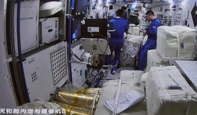 Shenzhou-14 mürettebatı Tianzhou-5 kargo uzay aracına girdi