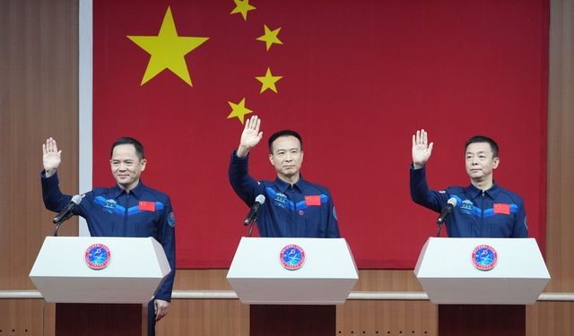 Çin'in Shenzhou-15 misyonunun taykonotları basınla buluştu