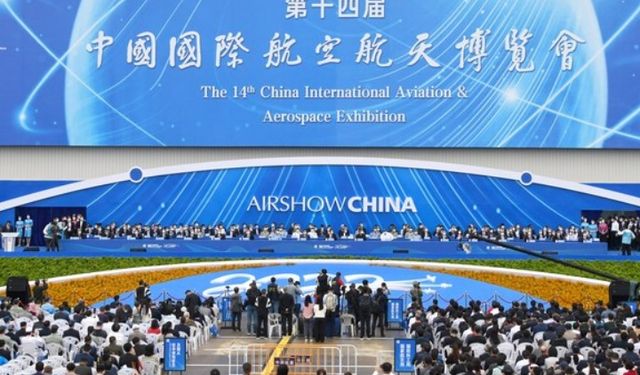 Aya iniş için üretilen insanlı roket Airshow China'da sergileniyor