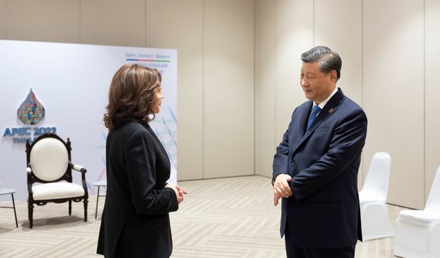 Xi, ABD Başkan Yardımcısı Harris ile kısa bir görüşme yaptı