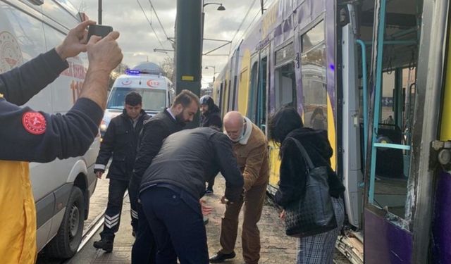 Kabataş'ta tramvay yoldan çıktı: Yaralılar var