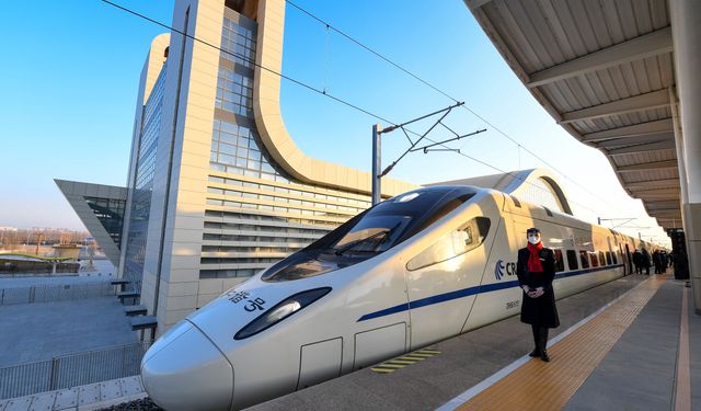 Çin'de Zhongwei-Lanzhou hızlı treni faaliyete geçti