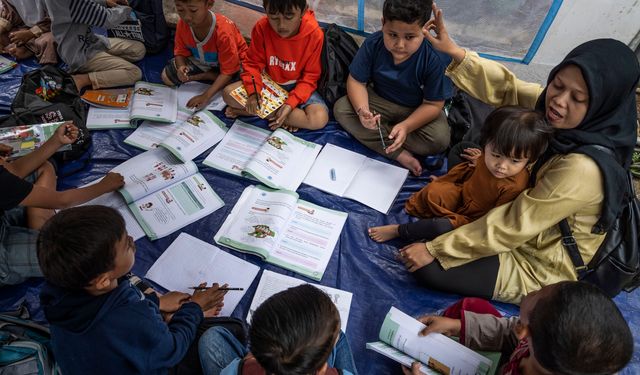 Endonezya'da depremden etkilenen öğrenciler çadırda ders yapıyor