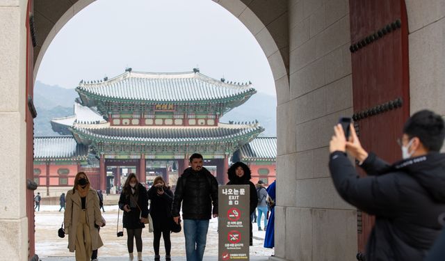 Güney Kore'de turistler kar altındaki Gyeongbokgung Sarayı'nı ziyaret etti