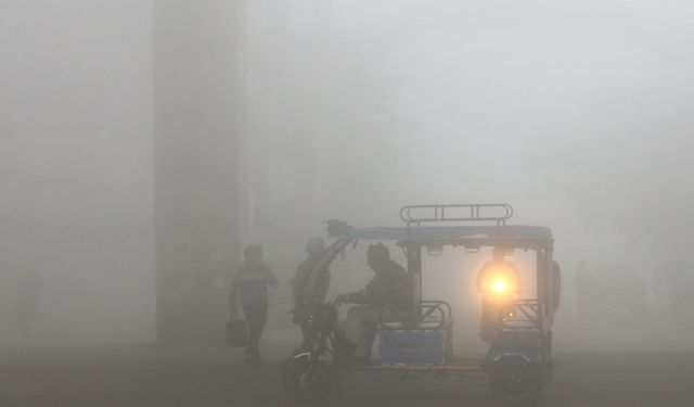 Hindistan'ın Amritsar kenti yoğun sis altında kaldı