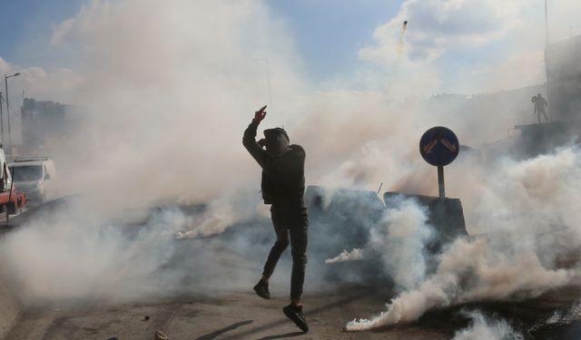 Ramallah'ta göz yaşartıcı gaz bombasını geri atan Filistinli gösterici