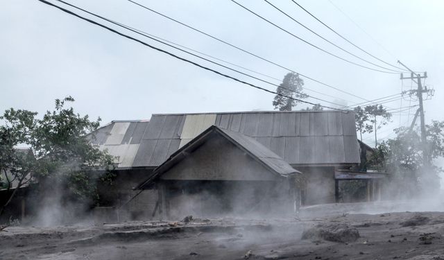 Semeru Yanardağı'nın külleri evleri kapladı