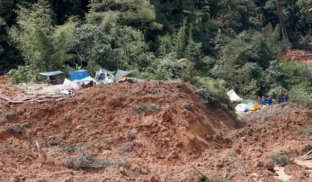 Malezya'da toprak kayması sonrası arama ve kurtarma çalışmaları