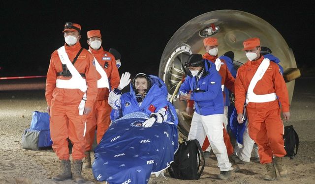 Çin'in Shenzhou-14 astronotları 6 aylık görevin ardından Dünya'ya döndü