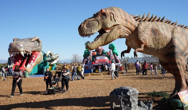 Güney Kaliforniya'da büyük dinozor sergisi