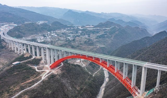 Çin'in güneybatısındaki Renhuai ile Zunyi şehirleri arasında otoyol hizmete açıldı