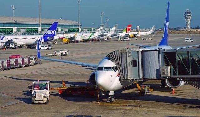 Fas’tan İstanbul’a gelen uçak Barselona’da acil iniş yaptı: 28 yolcu kaçtı