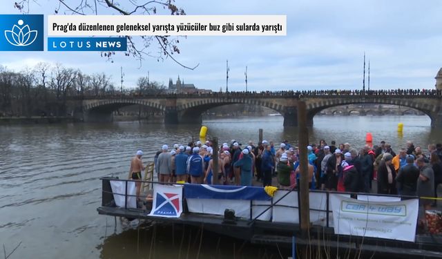 Video: Prag'da düzenlenen geleneksel yarışta yüzücüler buz gibi sularda yarıştı