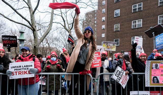 ABD'nin New York kentinde hemşireler çalışma koşullarını protesto etmek için grevde