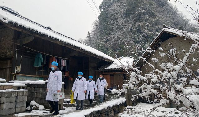 Çin'de kırsal kesimdeki doktorlar Kovid ile mücadele kapsamında aileleri ziyaret ediyor