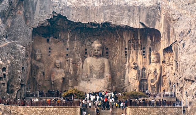 Çin'deki Longmen Mağaraları yılbaşı tatilinde turistlerin ilgi odağı oldu