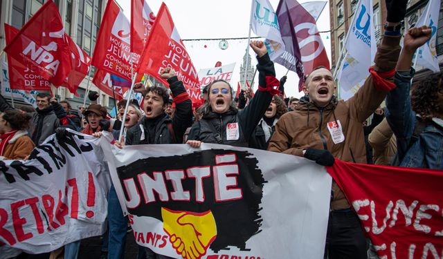 Fransa'da hükümetin emeklilik reform planı protesto ediliyor